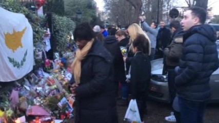 Фенове носят цветя пред дома на Джордж Майкъл