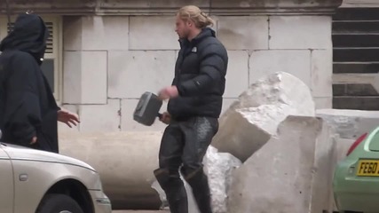 Дубльорът Боби Холанд Хантън по време на снимките на филма си Тор: Светът на Мрака (2013)