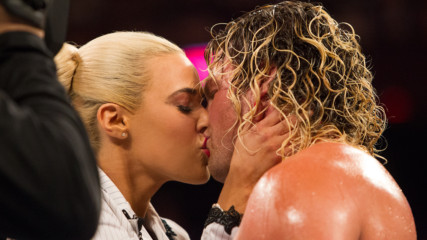 17 изпепеляващи целувки между Суперзвездите на WWE