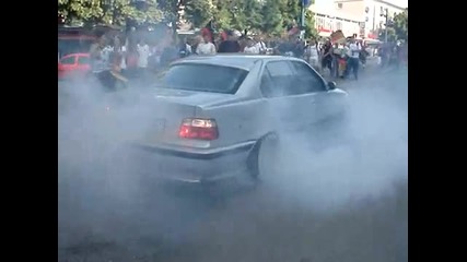 Bmw E36 си пали гумите на улицата 