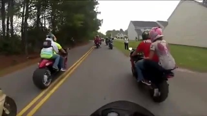 Момиче пада от мотоциклет и засяда в гумата