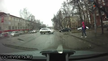 Момиче предпазливо пресича въпреки наличието на светофар