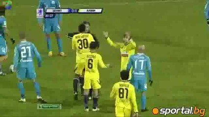 Футболист удря съдия с топка в задника и получава втори жълт картон!