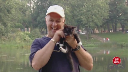 Котенце в чанта го хвърлят в река - скрита камера