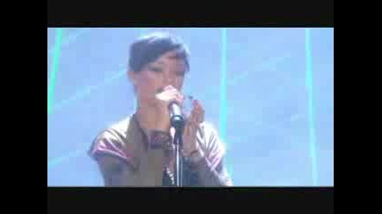 Riahnna In Brit Awards - Umbrella Live