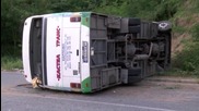 Автобус се обърна в канавка, 8 души са ранени - видео БГНЕС