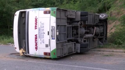 Автобус се обърна в канавка, 8 души са ранени - видео БГНЕС