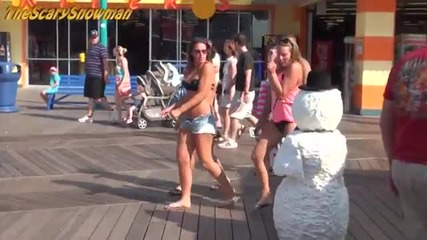 Бебе снежен човек стряска хората! Бу!