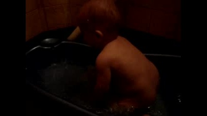 Бебе В Банята