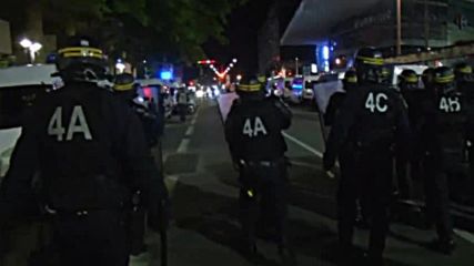 Поне 36 арестувани и 16 в болница след сблъсъци на френската полиция с английски фенове
