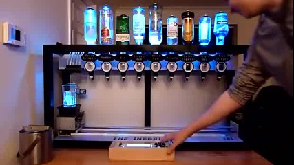 Робот прави коктейли