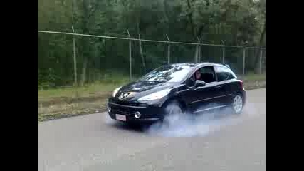 burnout peugeot 207 си пали гумите дзъма