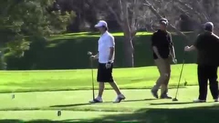 Ник Джонас играе голф на Св. Валентин 
