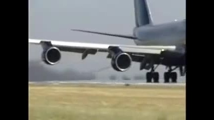 Самолет издухва цял камион :) 