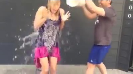 Брук Лоугън приема предизвикателството Ледена кофа / Brooke Logan Als Ice Bucket Challenge