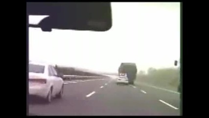 Камион не пуска полицейска кола да мине (смях) 