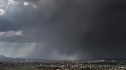 Облаци в Аризона образуват много силен вятър и дъжд