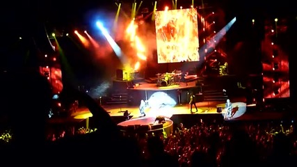 Guns n Roses освиркани и замеряни с бутилки на сцената 