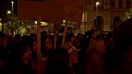 Хиляди протестиращи учители и ученици направиха човешка верига в центъра на Будапеща (ВИДЕО)