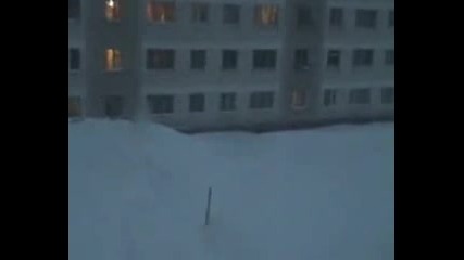 Лудаци скачат от 5 - тия едаж върху сняг 