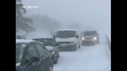 Снежен капан блокира коли и камиони на Хемус