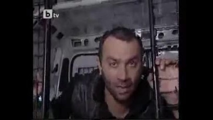 Метин и Текин чистят коли, за да помогнат на приятел