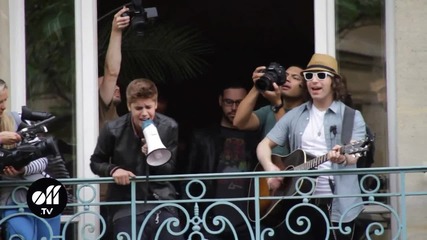 Justin Bieber chante au balcon @ Universal Paris