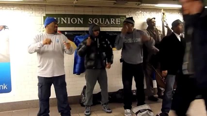 Хора с голям талант в станцията на метрото на Ню Йорк.