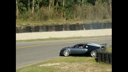 Идиот блъска Bugatti Veyron при опит за дрифт