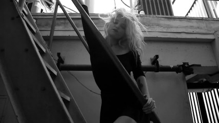 Sky Ferreira - Everything Is Embarrassing