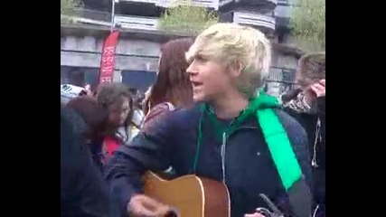 Niall Horan singing one time