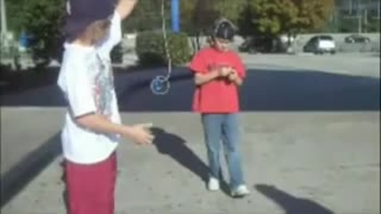 Justin Bieber се удря с yo-yo по главата !!!