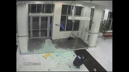 Тоя направи нова врата с главата си ;о