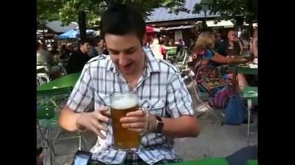 този човек очевидно обича да пие бира