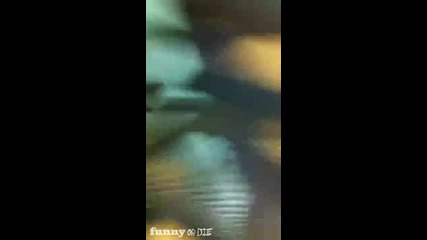 Пияно момиче пада по стълбите