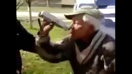 Полицай се опитва да вземе проба за алкохол от възрастен човек ( Много Смях )
