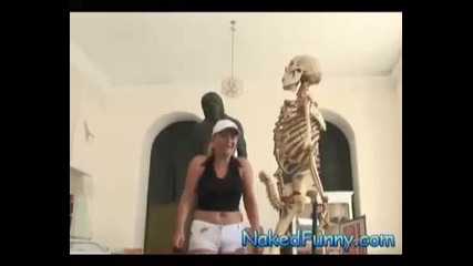 Възбуден скелет плаши жени 