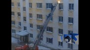 Пожарникар в Русия бе съборен от преспа сняг по време на спасителна операция