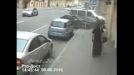 за малко да загине