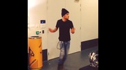 Лиъм танцува преди концерта им
