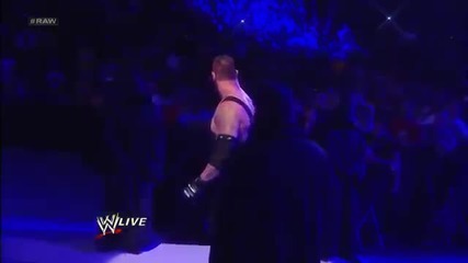 Cm Punk изсипва прахта от урната върху Undertaker ( прахта от майката на Taker ) - Wwe Raw 1/4/13
