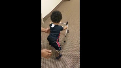 Детенце с ампутиран крак с мотививация на шампион се учи да ходи !