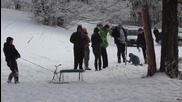 Деца и възрастни се радват на снега на Бузлуджа