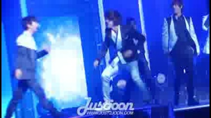Mblaq Lee Joon trips over G.o on stage