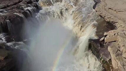 Магична дъга изгря над водопадите Хукоу (ВИДЕО)