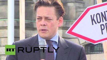 Germany: Anti-NSA protesters demonstrate outside Reichstag as gvmt drops Merkel phone-tapping case