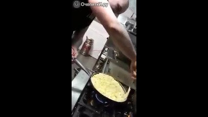 Майстор готвач приготвя най- бързият омлет