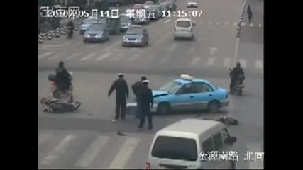 Китайски полицаи не се впечатляват от катастрофа 