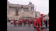В обектива:  Над 300 Дядоколедовци на колела в Рим в опит за рекорд на Гинес