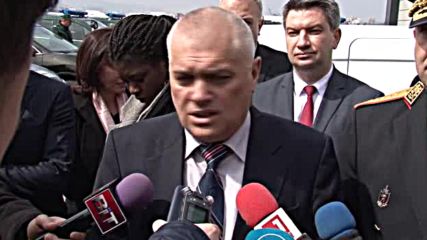 Валентин Радев: Отговорността за непроверените пътници на летището е на МВР
